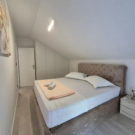 بيت للعطل House Marijana إيموتسكي